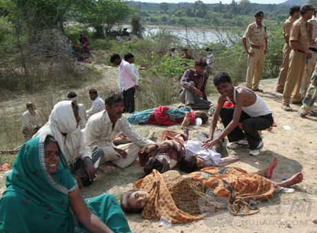 印度寺庙踩踏事故 造成至少91人死亡（双语）
