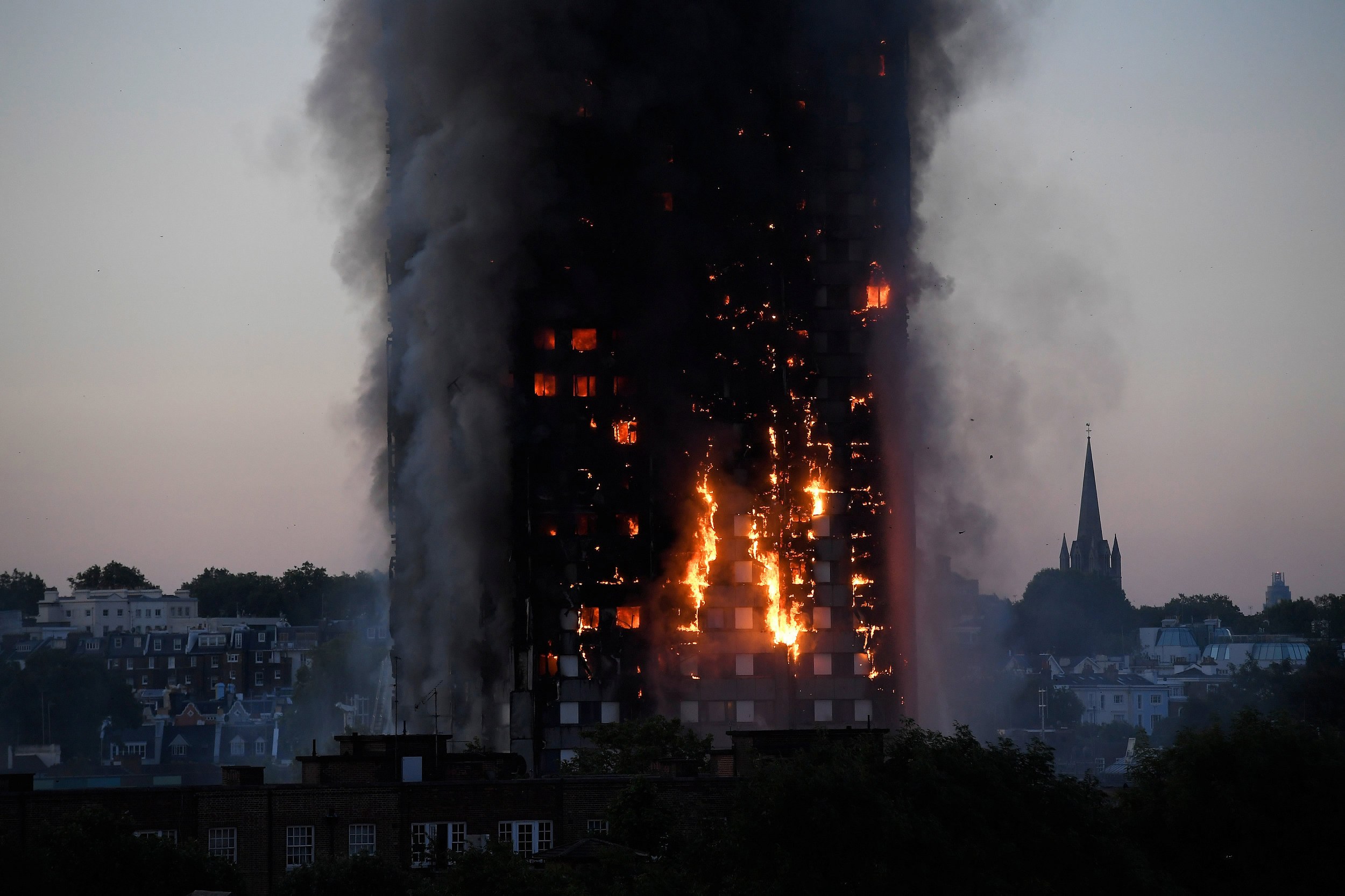 伦敦西部公寓大火：数人死亡 50多人受伤