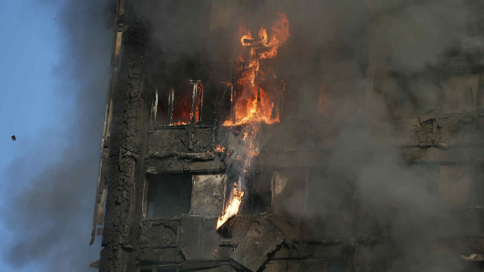 伦敦西部公寓大火：数人死亡 50多人受伤