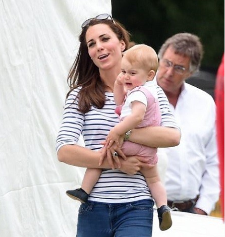 凯特王妃带儿子踢球 萌乔治也爱世界杯