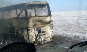 哈萨克斯坦公交车起火致52人丧生