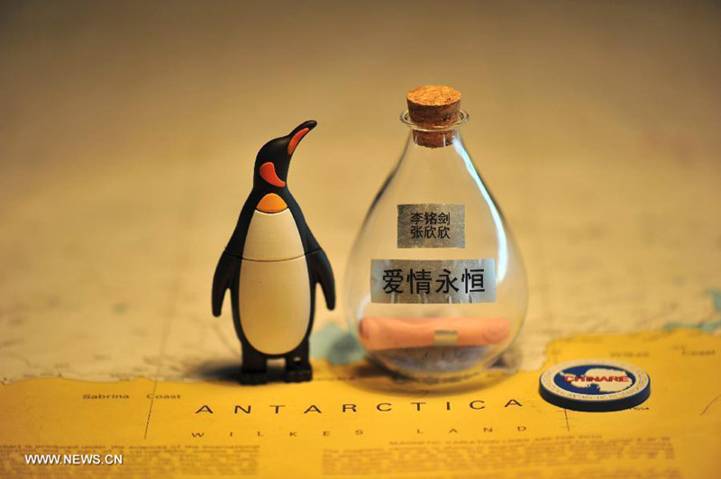 10名雪龙号船员南极投放“爱情漂流瓶”