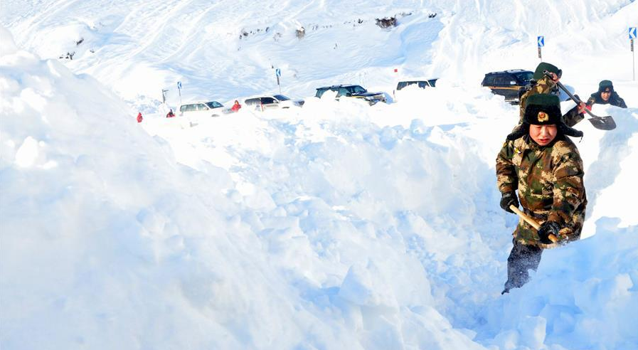 新疆雪崩游客零下30度被困边防官兵紧急救援