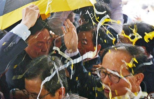 不满部署“萨德”系统 韩国抗议民众向总理扔鸡蛋