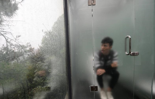 中国首个全透明公厕开放，你敢体验么
