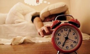 又熬夜追剧起迟了?怎么和同事用英语说“睡过头”呢?