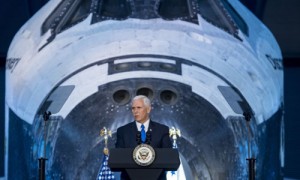 美国副总统彭斯称政府计划放宽航空航天探索限制