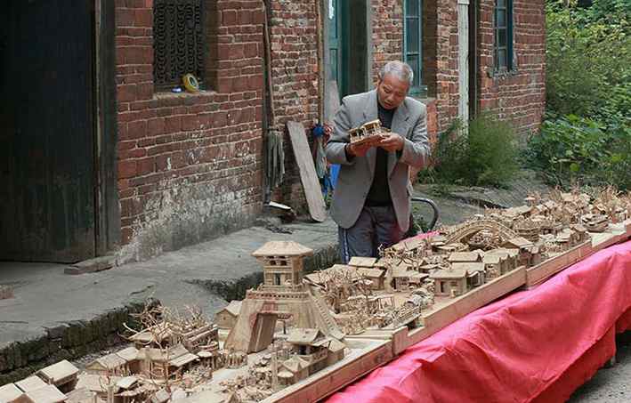 高手在民间！退休老人12年手工雕出3D版《清明上河图》