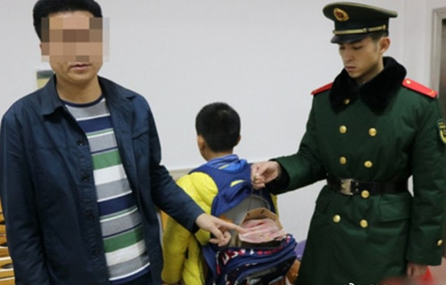 广东一11岁小学生书包内装14万元现钞，神情慌张