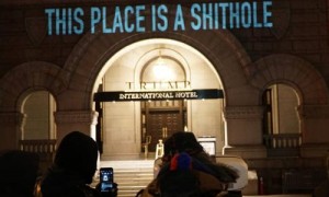 特朗普国际酒店被投影“粪坑”单词 网民们嗨了