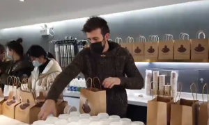 英雄新传：伊朗咖啡师给武汉医务人员做咖啡