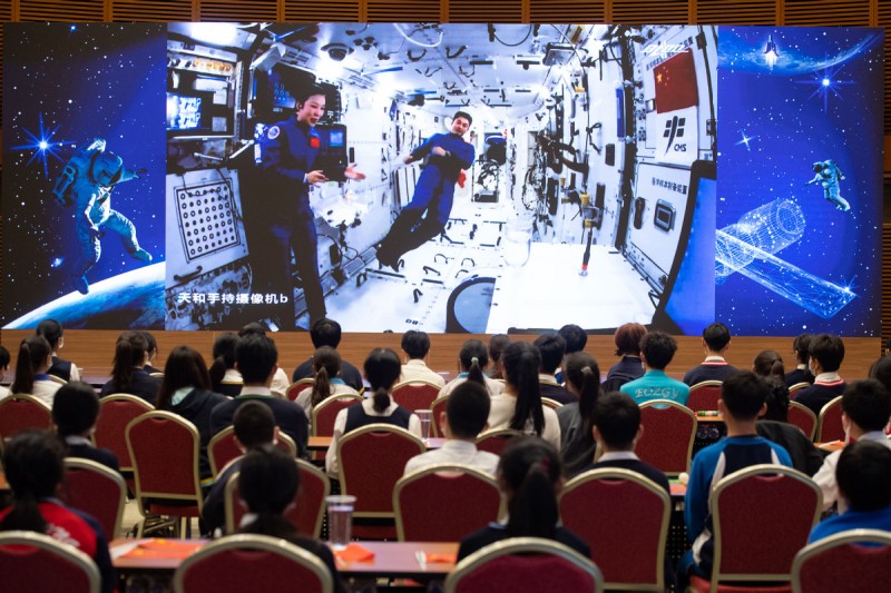 宇航员空间站太空授课，太空授课用英语怎么说？