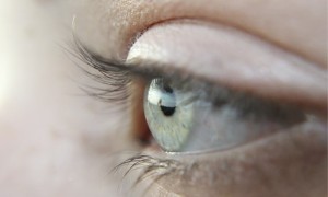 中国科学家研发新型隐形眼镜，可实时监测眼压辅助治疗青光眼