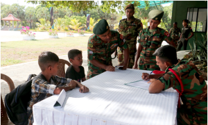军人出身的教师 - 军人“培养”泰米尔语学童并教授英语