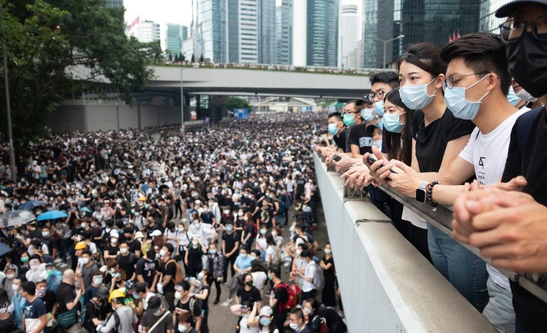 “私人叛乱”：香港的英语诗人在国外获得认可