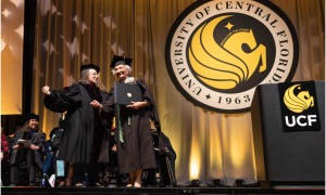 85岁的UCF毕业生获得硕士学位，加强终身学习的奉献精神