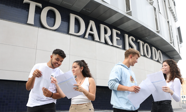 伦敦卓越学院学生取得优异的 A-Level 成绩