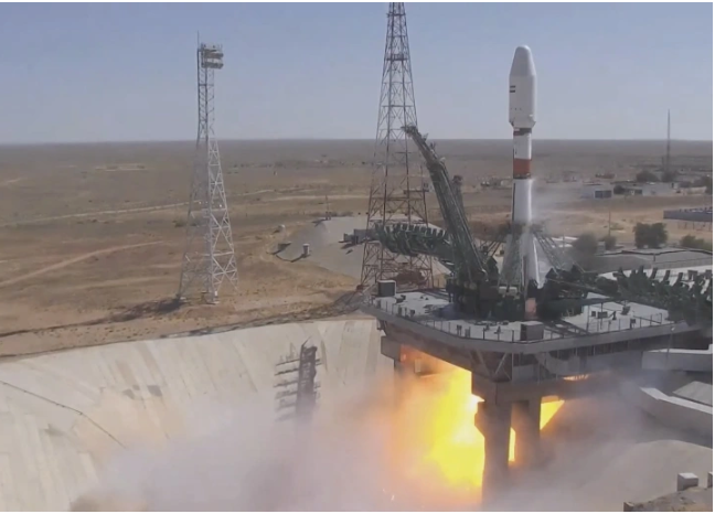 俄罗斯从哈萨克斯坦基地向太空发射伊朗卫星