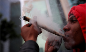 民调：美国承认吸食大麻人数首次超吸烟者