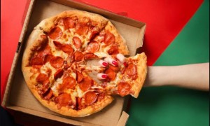 揭秘：圆形的披萨为什么装在方形的盒子里？