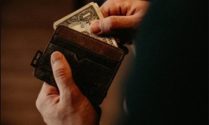 你捡到钱包会还给失主吗？调查显示，钱包里钱越多归还率越高